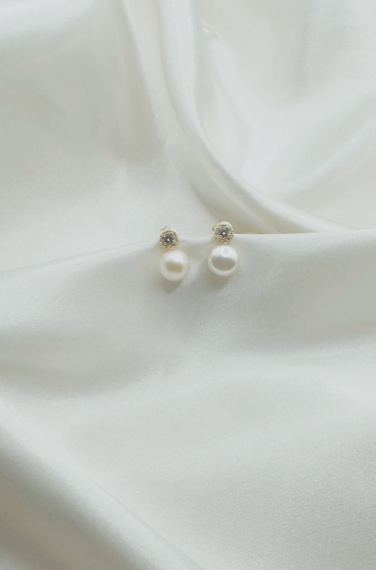 Glam Pearl studs