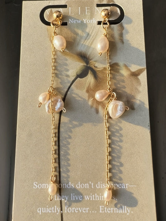 Main en perle earrings