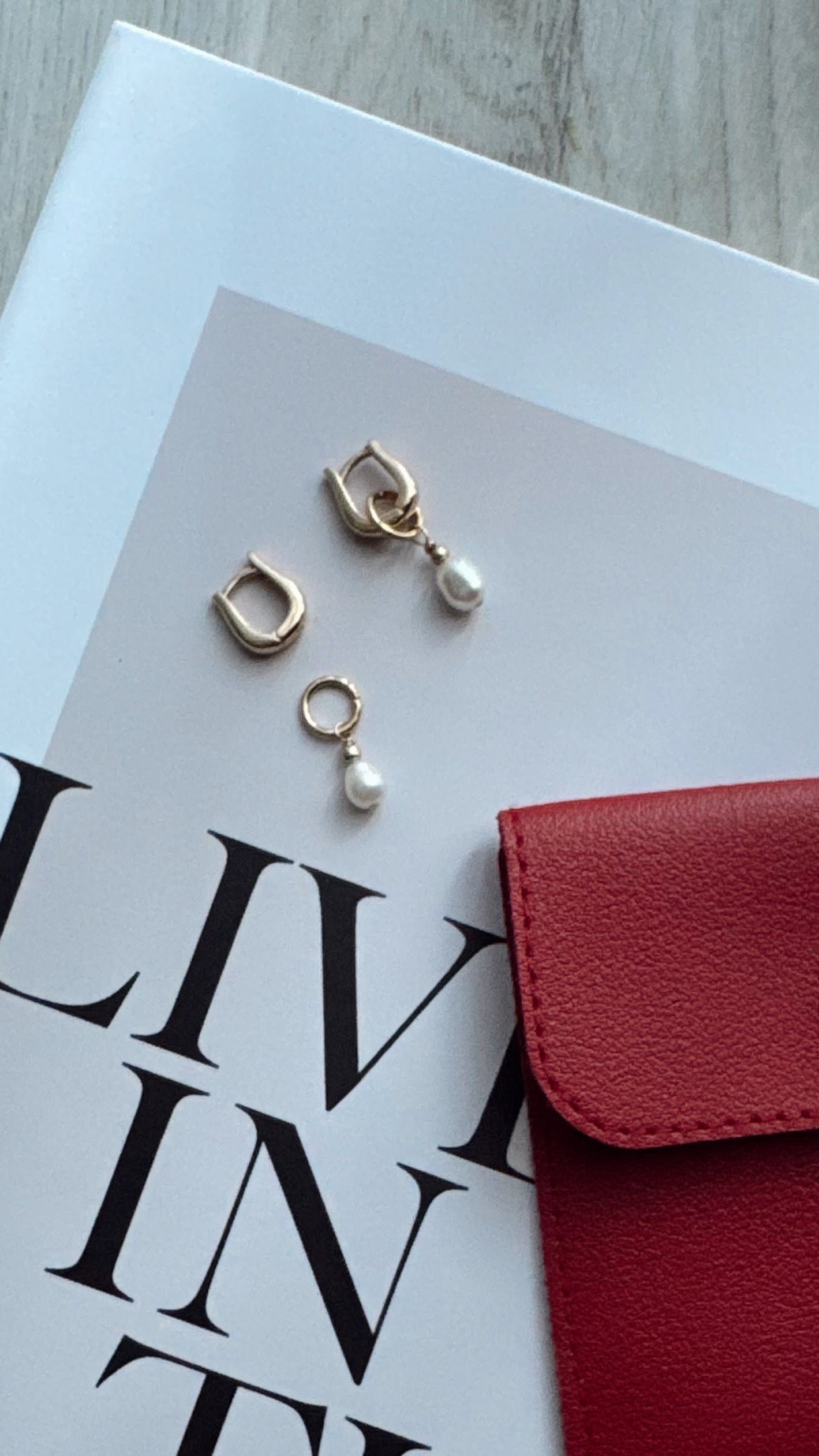 The detachable earrings